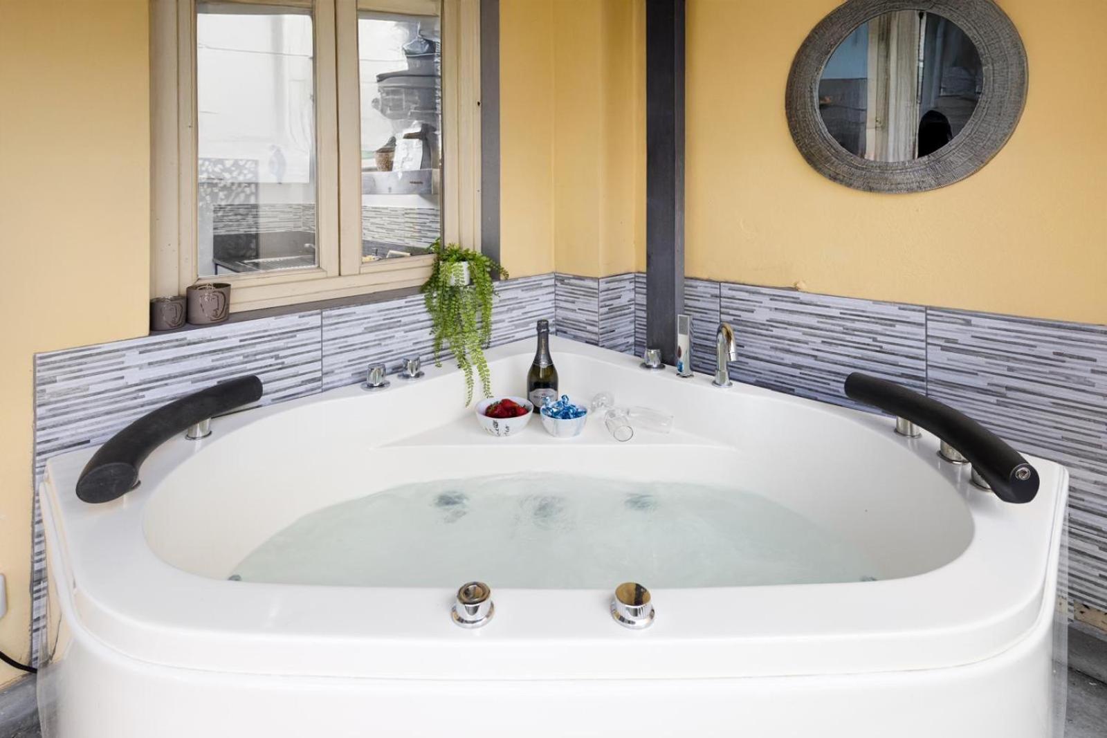 Nadia's Lovely - With Private Garden And Jacuzzi Apartamento